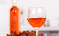Оранжевое вино стало новым гастрономическим трендом 2023 года